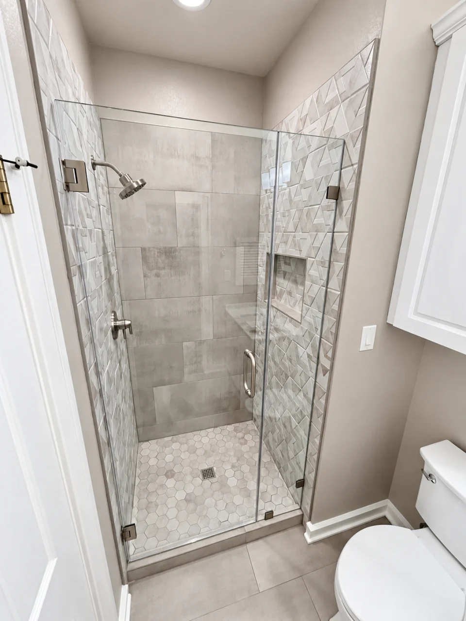 Finished shower: front view of the glass door and recessed niche