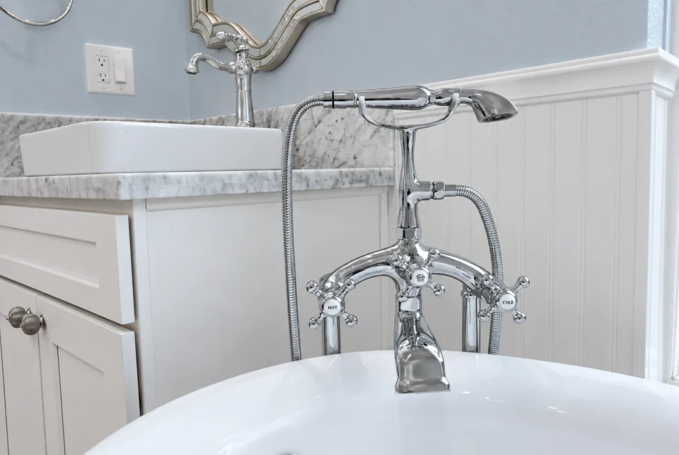 Traditional polished bathtub faucet and handheld sprayer