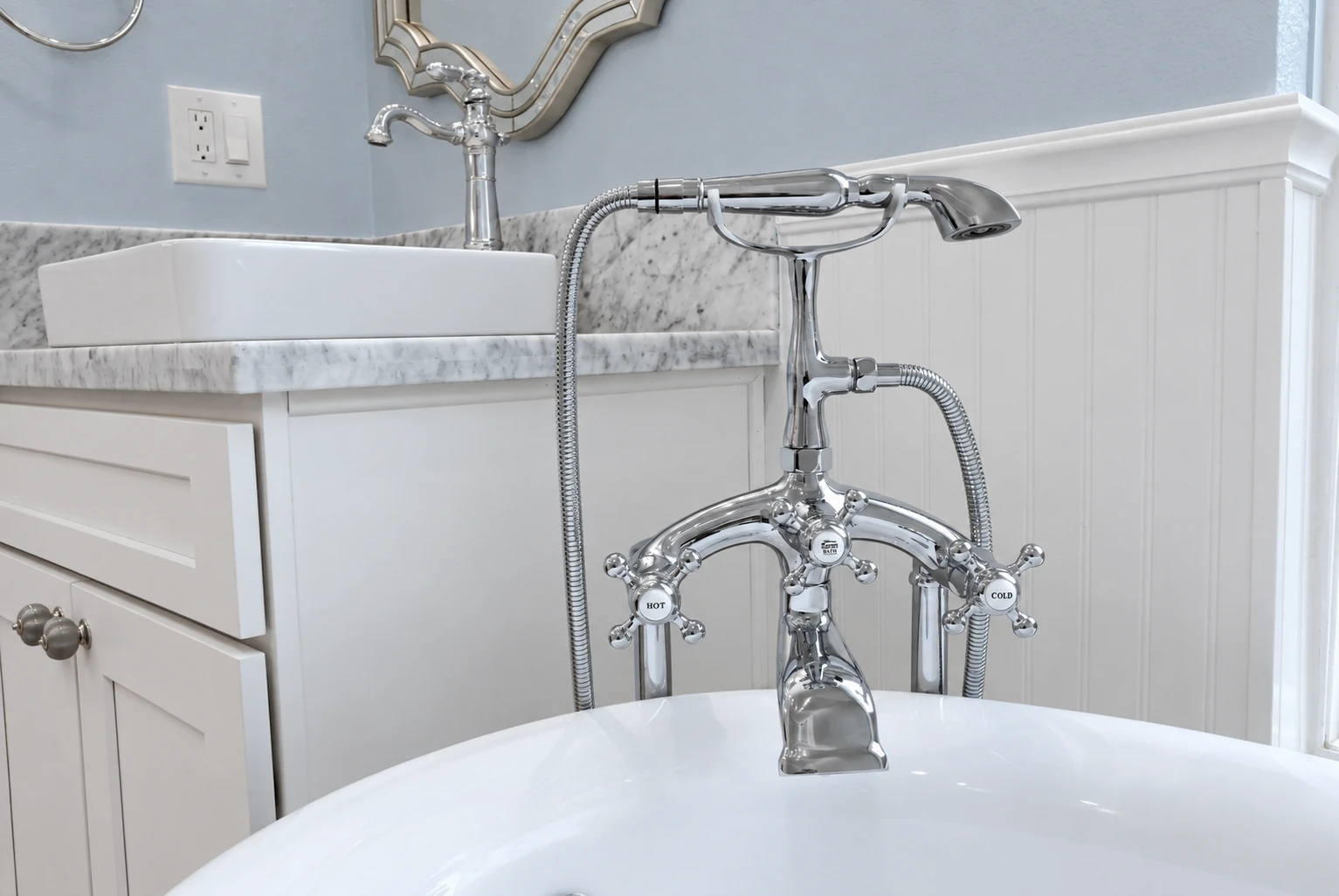 Traditional polished bathtub faucet and handheld sprayer